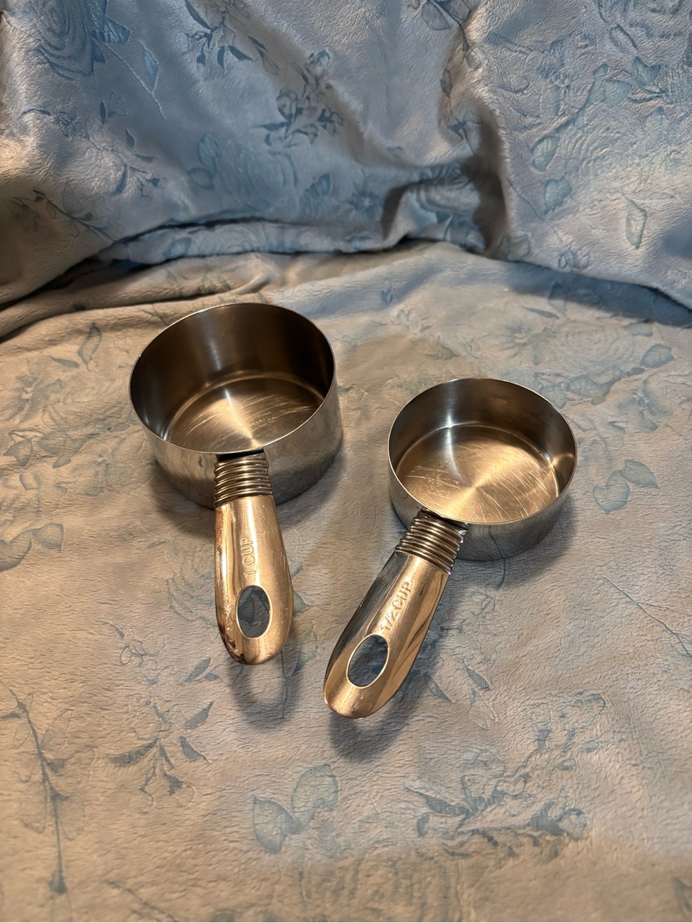 Set of 2 Stainless Steel Measuring Cups - Silver Oneida